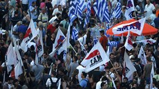 Ped eckým parlamentem v Aténách lidé v pátek protestovali proti schválení...