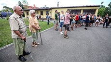 Ve Vyšších Lhotách se sešla malá demonstrace proti přistěhovalcům. Přišlo jen... Ve Vyšších Lhotách se sešla malá demonstrace proti přistěhovalcům. Přišlo jen...