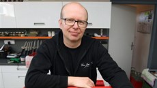 Dnes se kuchař Olin Bezchleba věnuje své malé manufaktuře, ve které zavařuje... Dnes se kuchař Olin Bezchleba věnuje své malé manufaktuře, ve které zavařuje...