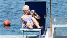 Oscarová hereka Helen Mirrenová na plái na ostrov Ischia. (16. ervence 2015)