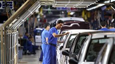 Výrobní linka íránské automobilky Khodro v Tehránu. Výrobní linka íránské automobilky Khodro v Tehránu.