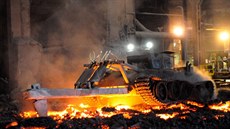 Tank rozrušuje strusku pod tandemovou pecí Tank rozrušuje strusku pod tandemovou pecí