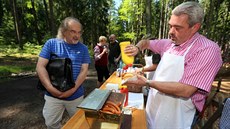 U sv. Linharta poprvé nabízeli párky ohřáté po hornofranckém způsobu (16.... U sv. Linharta poprvé nabízeli párky ohřáté po hornofranckém způsobu (16....