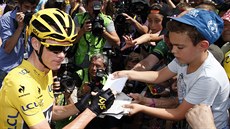 Chris Froome se podepisuje fanoukm.