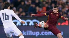 Lucas Silva (vlevo) z Realu Madrid bojuje o míč s Juanem Manuelem Iturbem z AS... Lucas Silva (vlevo) z Realu Madrid bojuje o míč s Juanem Manuelem Iturbem z AS...