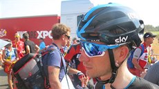 Leopold König hovoí s novinái v cíli 14. etapy Tour de France.