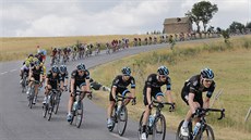 Cyklisté z týmu Sky vévodí pelotonu Tour de France. Cyklisté z týmu Sky vévodí pelotonu Tour de France.