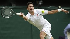 Novak Djokovi zahrává return ve finále Wimbledonu.