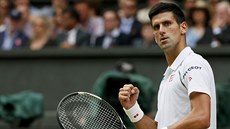 Novak Djokovi a jeho radost po získání prvního setu ve finále Wimbledonu.