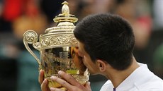 JSI MOJE A NIKOMU T NEDÁM. Novak Djokovi a trofej pro vítze Wimbledonu