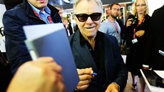 Harvey Keitel se podepisuje fanouškům (10. července 2015). Harvey Keitel se podepisuje fanouškům (10. července 2015).