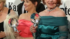 Iva Janžurová spolu s Alenou Mihulovou předvádějí ceny, které získaly na... Iva Janžurová spolu s Alenou Mihulovou předvádějí ceny, které získaly na...