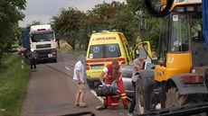 Dva lidé se zranili při čelním střetu osobního auta s traktorem u obce... Dva lidé se zranili při čelním střetu osobního auta s traktorem u obce...