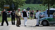 Policie prohlíí místo inu v Tiefenthalu, kde osmnáctiletý útoník zastelil...