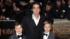 Nick Cave a jeho dvojata Arthur a Earl (Londýn, 12. prosince 2012)