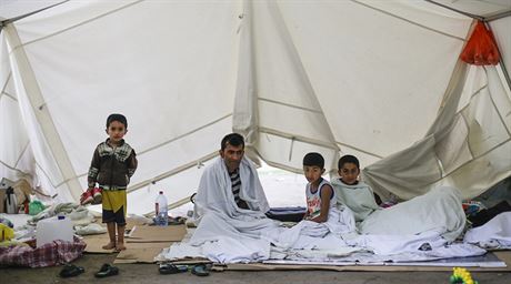 Rodina uprchlík sedí ve stanu ped recepcí centra pro uprchlíky v Berlín (22....
