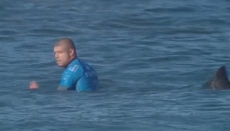 Surfa Mick Fanning peil setkání se ralokem.