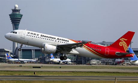 Airbus A320 spolenosti Shenzhen Airlines na letiti v ínském Kantonu.