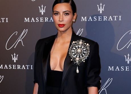 Kim Kardashianov v kalhotovm kostmu Givenchy v Pai na verku bval...