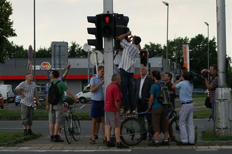 Cyklisté z Hradce Králové zakryli matoucí semafory na kiovatce ulic...