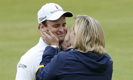 Zach Johnson pijímá gratulaci od své eny - práv vyhrál British Open.