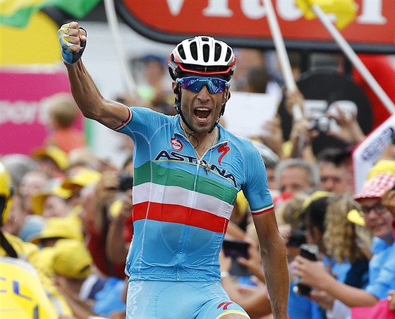 Vincenzo Nibali zatíná pst, práv zvítzil v 19. etap Tour de France.