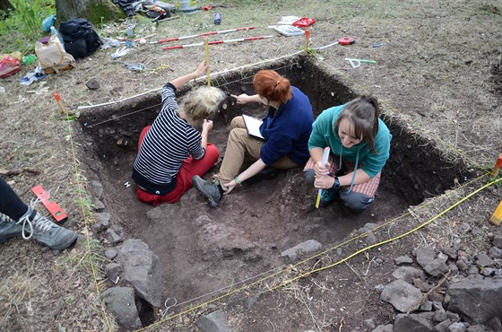 Archeologové i studenti zkoumali ibeniní vrch u Vale. Nali tu stopy...