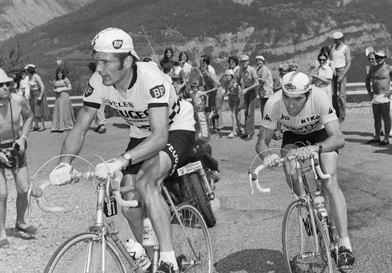 Francouzský cyklista Bernard Thévenet (vlevo) ukonil na Tour de France 1975...