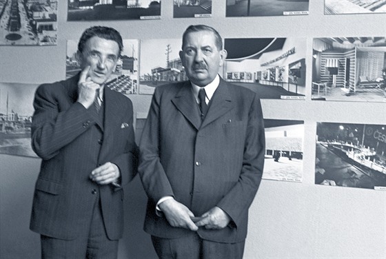 Alois íha (vpravo) zhlédl expozici Za novou architekturu. (snímek z roku 1940)