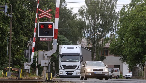 Na pejezdu, který se stal djitm tragického nárazu pendolina do kamionu a ti lidé zemeli, uvízl mezi závorami dalí kamion (snímek z pejezdu po znovuotevení po tragické nehod).