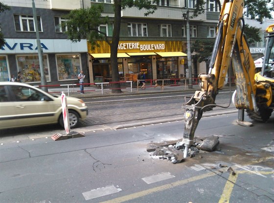 Havárie vodovodního potrubí ve Francouzské ulici na Vinohradech.