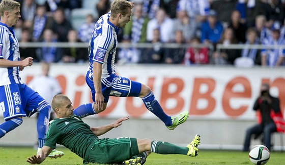 Gustav Engvall z IFK Göteborg se snaí projít pes Piotra Celebana ze Slasku...