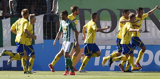 Zlíntí fotbalisté se radují po gólu Lukáe Pazdery.