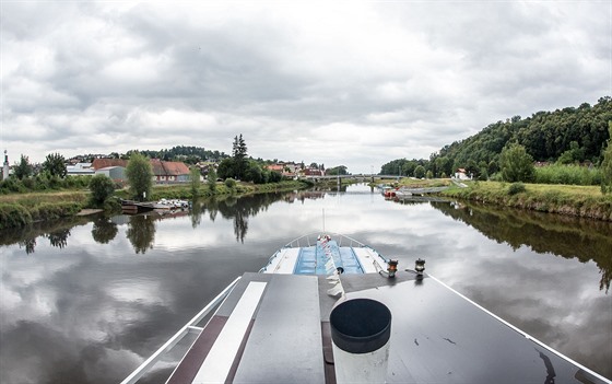 Splavnná Vltava pomalu oívá. Letos se v Hluboké otevel nový sportovní...