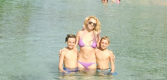 Britney Spears pedvedla na Havaji tlo v bikinách.