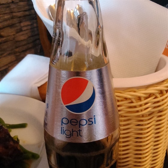 Lahev Pepsi Coly s podivnou chutí a neúplnou etiketou, kde chybly údaje o...