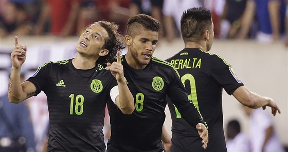 Mexití fotbalisté Andres Guardado (vlevo) a Jonathan Dos Santos se radují z...