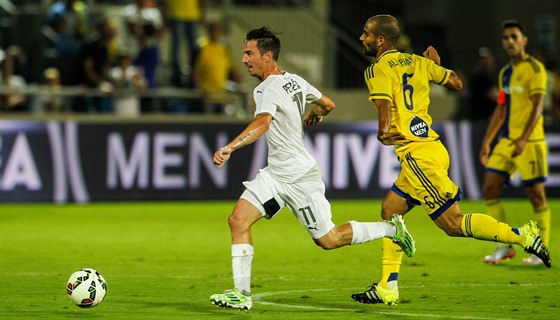 Plzeský fotbalista Milan Petrela (vlevo) uniká hrám Maccabi Tel Aviv.