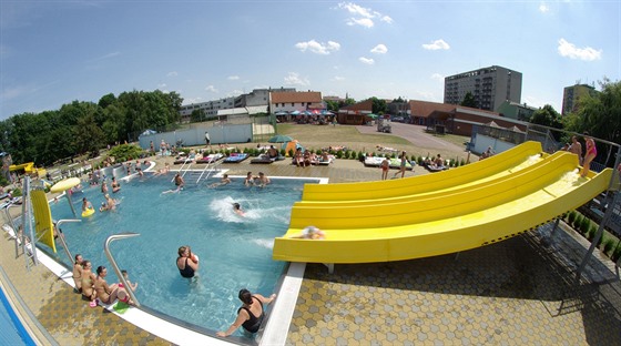 Pohled na bazén a atrakce venkovního areálu koupalit v Perov.
