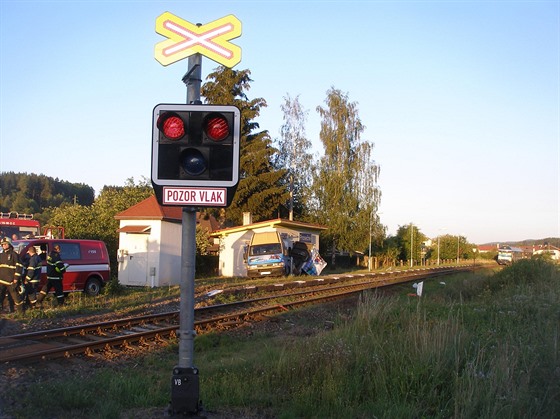 V Hostinném na Trutnovsku se srazil minibus s osobním vlakem (26.7.2015).