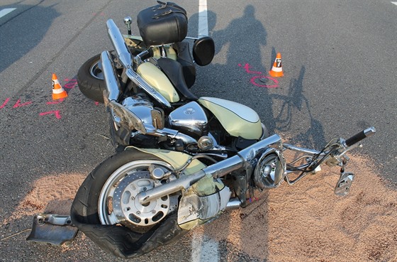 Policisté vyetují nehodu, pi ní zemel motorká.