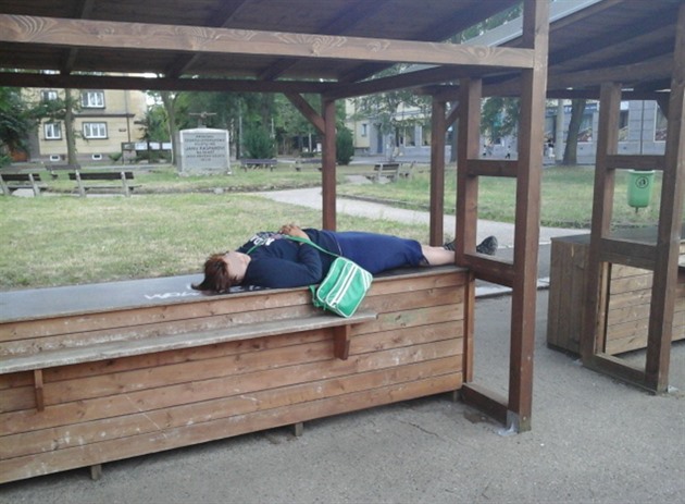 Spící dívka na prázdném prodejním pultu.