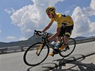 Britsk cyklista Chris Froome ve lutm dresu vede v 17. etap Tour de France...