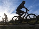 LETNÍ JÍZDA: Cyklista u nádre Lipno