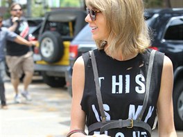 Jemnjí variantu dokonce nedávno oblékla Taylor Swiftová. Na veei v Los...