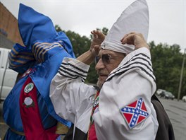 Jeden z len Ku Klux Klanu si upravuje svou kapuci ped veejným shromádním....