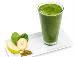 Smoothie s jablkem, bannem, pentem a spirulinou