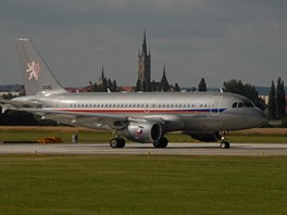 Armdn Airbus A-319 s eskmi vojky na palub startuje z slavsk zkladny ...