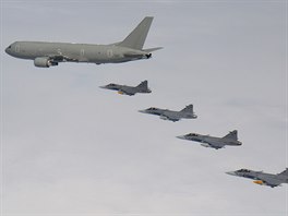 Pelet letoun JAS-39 Gripen z esk republiky na Island v doprovodu italskho...