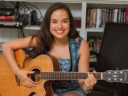 Devatenáctiletá Isa-Bella hraje na kytaru a své onemocnní bere jako stav...